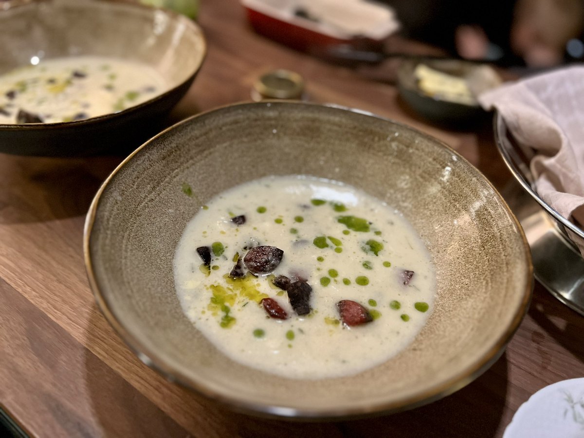 DrDahlberg's tweet photo. Søndagsmiddag: Jordskokkesuppe med ristet chorizo, basilikumolie og kuvertbrød bagt på manitobamel. Altsammen købt i Netto i Esbjerg for under 75 kr i alt - undtagen pølsen. Den hjembragte @jskals nemlig fra Barcelona for nylig. 😍 #ikkelortemad #irmagate https://t.co/o97juGshgJ