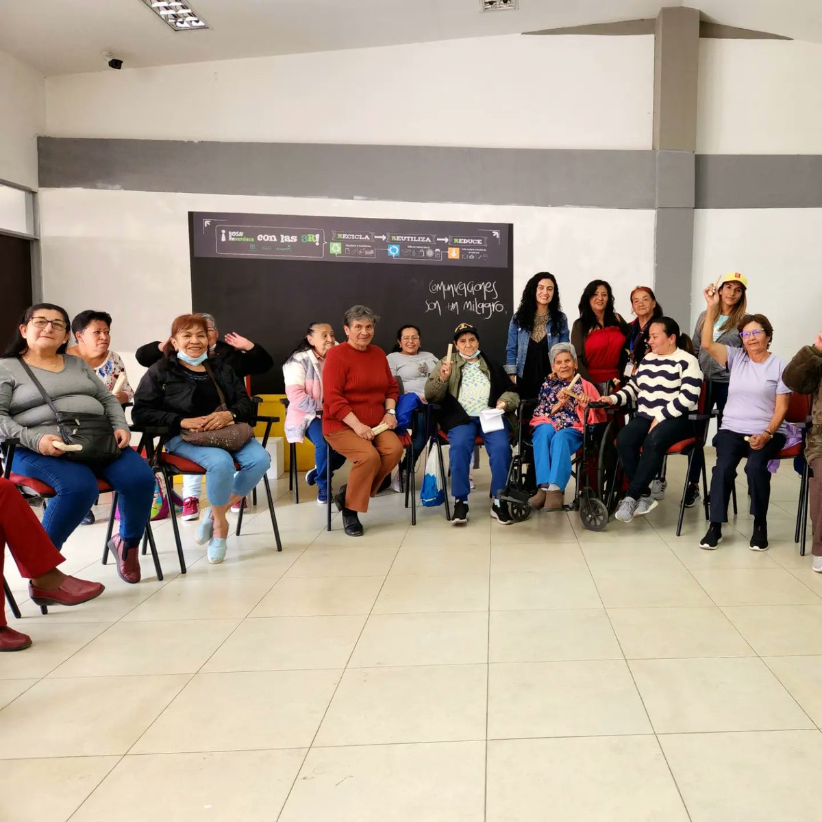 AlcaldiadeBosa's tweet photo. 🟢 ¡Le cumplimos a las iniciativas ganadora de #PresupuestosParticipativos!
Nuestra alcaldesa @lizjgonzalez16 acompañó el reconocimiento a María de 98 años. Ella hace parte de las 2️⃣5️⃣0️⃣ personas mayores vinculadas a las actividades físicas y culturales del #MesMayor 👴🏻👵🏼 https://t.co/4W5h6ufaSL
