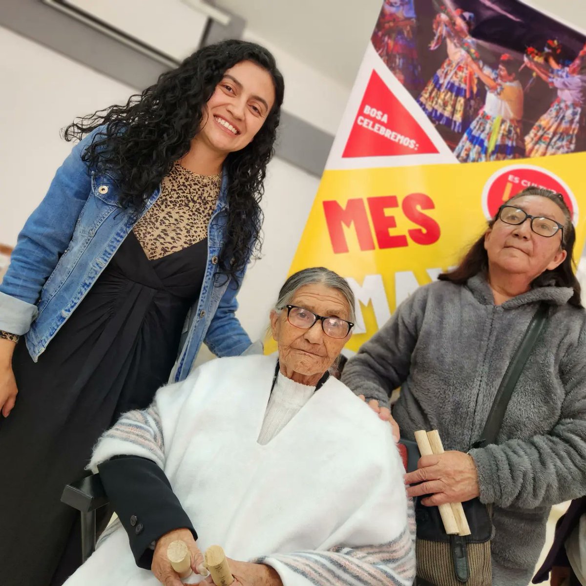 AlcaldiadeBosa's tweet photo. 🟢 ¡Le cumplimos a las iniciativas ganadora de #PresupuestosParticipativos!
Nuestra alcaldesa @lizjgonzalez16 acompañó el reconocimiento a María de 98 años. Ella hace parte de las 2️⃣5️⃣0️⃣ personas mayores vinculadas a las actividades físicas y culturales del #MesMayor 👴🏻👵🏼 https://t.co/4W5h6ufaSL