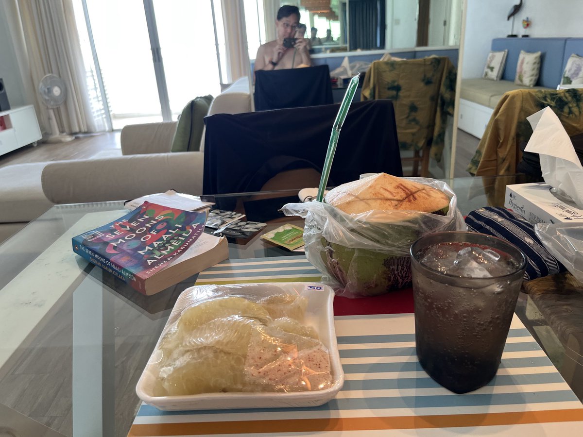 CurtisSChin's tweet photo. #Thailand 🇹🇭
Just me and my dealer (of #avocado 🥑 & #pomelo). (And of the occasional #coconut 🥥 too.) With @LindaJLines.
#lifeinAsia #lifeinsoutheastAsia https://t.co/M6ADeAo8dp