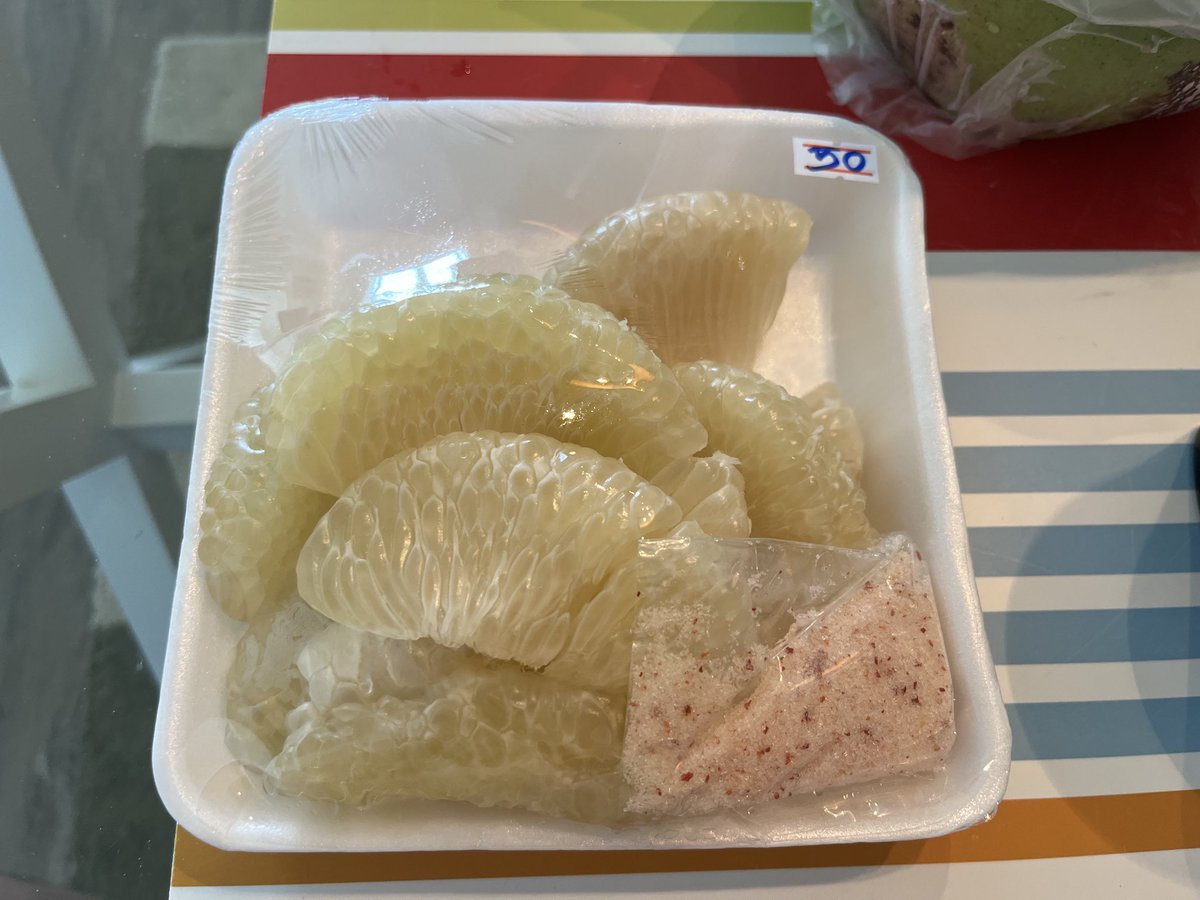 CurtisSChin's tweet photo. #Thailand 🇹🇭
Just me and my dealer (of #avocado 🥑 & #pomelo). (And of the occasional #coconut 🥥 too.) With @LindaJLines.
#lifeinAsia #lifeinsoutheastAsia https://t.co/M6ADeAo8dp