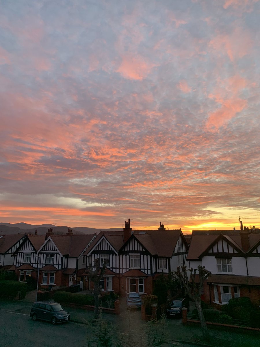 bodeuron's tweet photo. Gorgeous skies over #llandudno this evening. https://t.co/gt8VWAr6xb