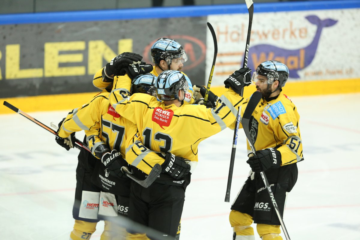 DEL2_News's tweet photo. Auswärtssieg für Bayreuth: Die #Bayreuth #Tigers gewinnen mit 2:1 gegen den @ESVKaufbeuren .
Foto: Benjamin Lahr #del2 #HerzblutEishockey #esvbtt https://t.co/OhgArhJlZx