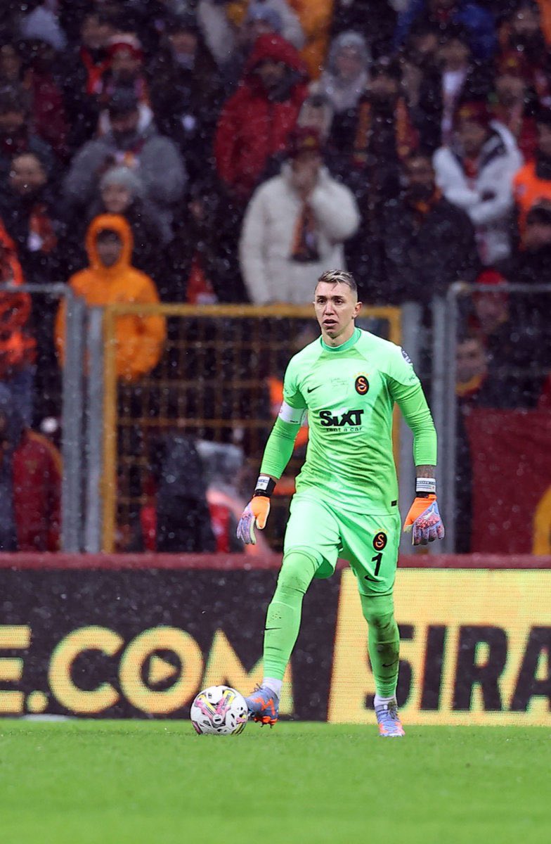 YldzzKbra's tweet photo. Geçmiş olsun kaptan @1_Muslera_25 #muslera 🙏🏻❤️💛 https://t.co/un5TbqrXh9