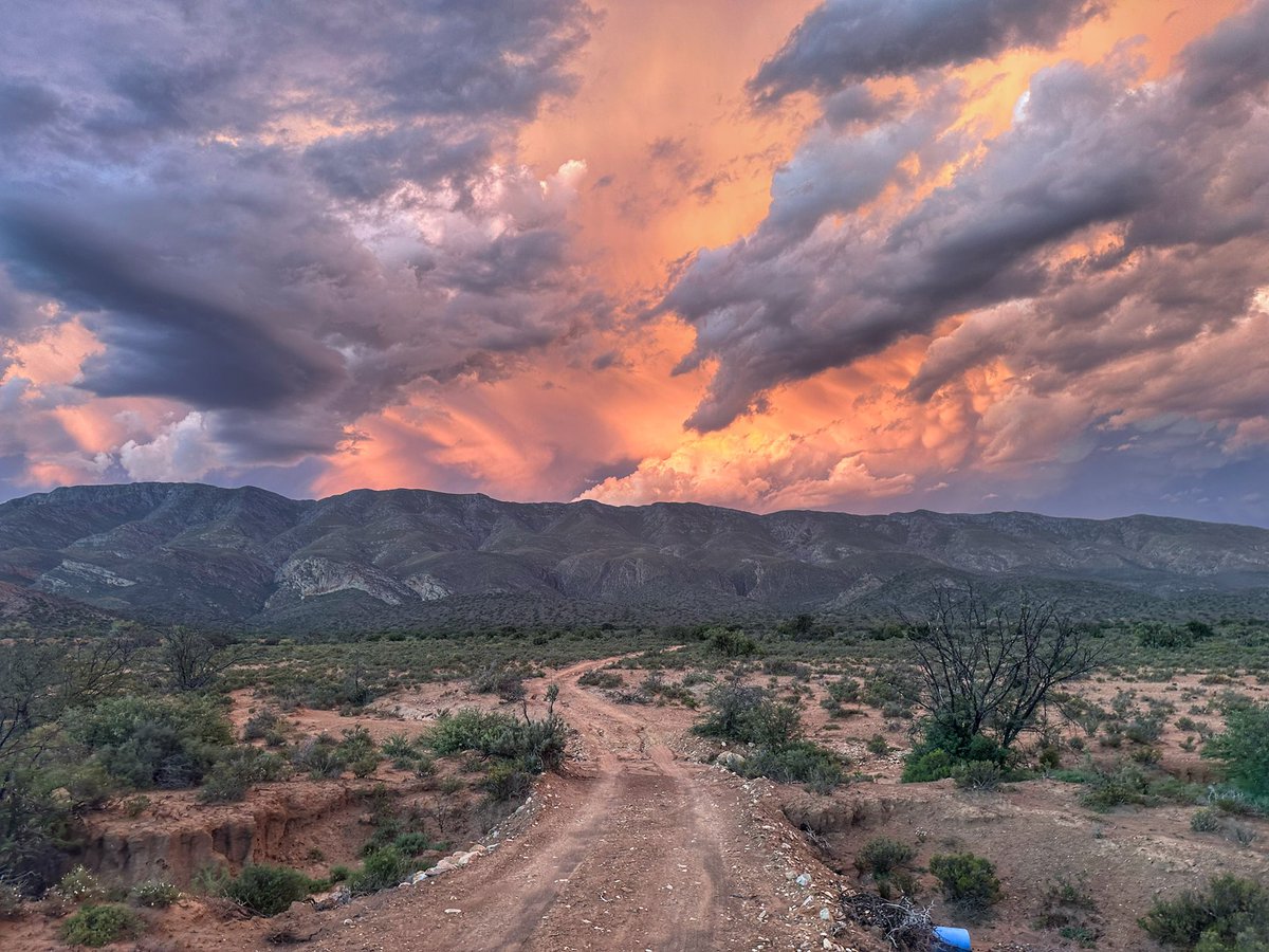 Sunset from Ladismith, which is in the western Karoo region in South Africa’s Western Cape province @RoarLoudTravel @MadHattersNYC @_sundaysunsets_