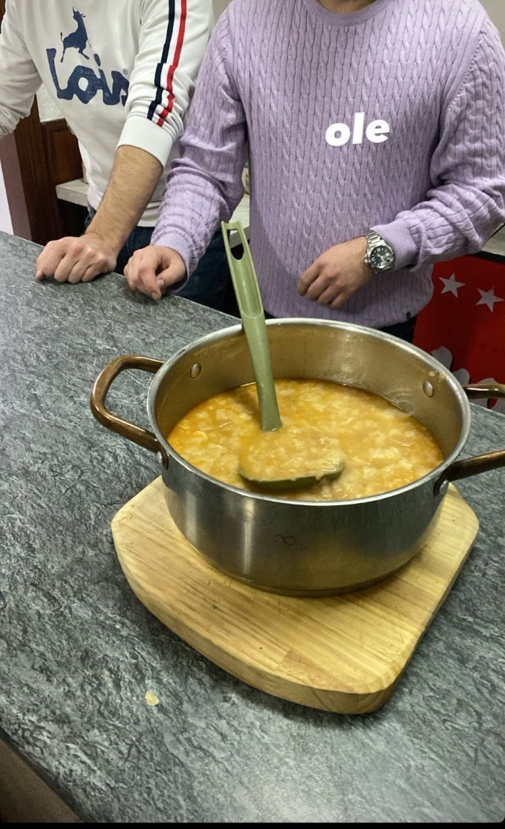 La recena que nos ofrecieron ayer a las 5 de la mañana después de la fiesta eran sopas de ajo. Es que simplemente Castilla