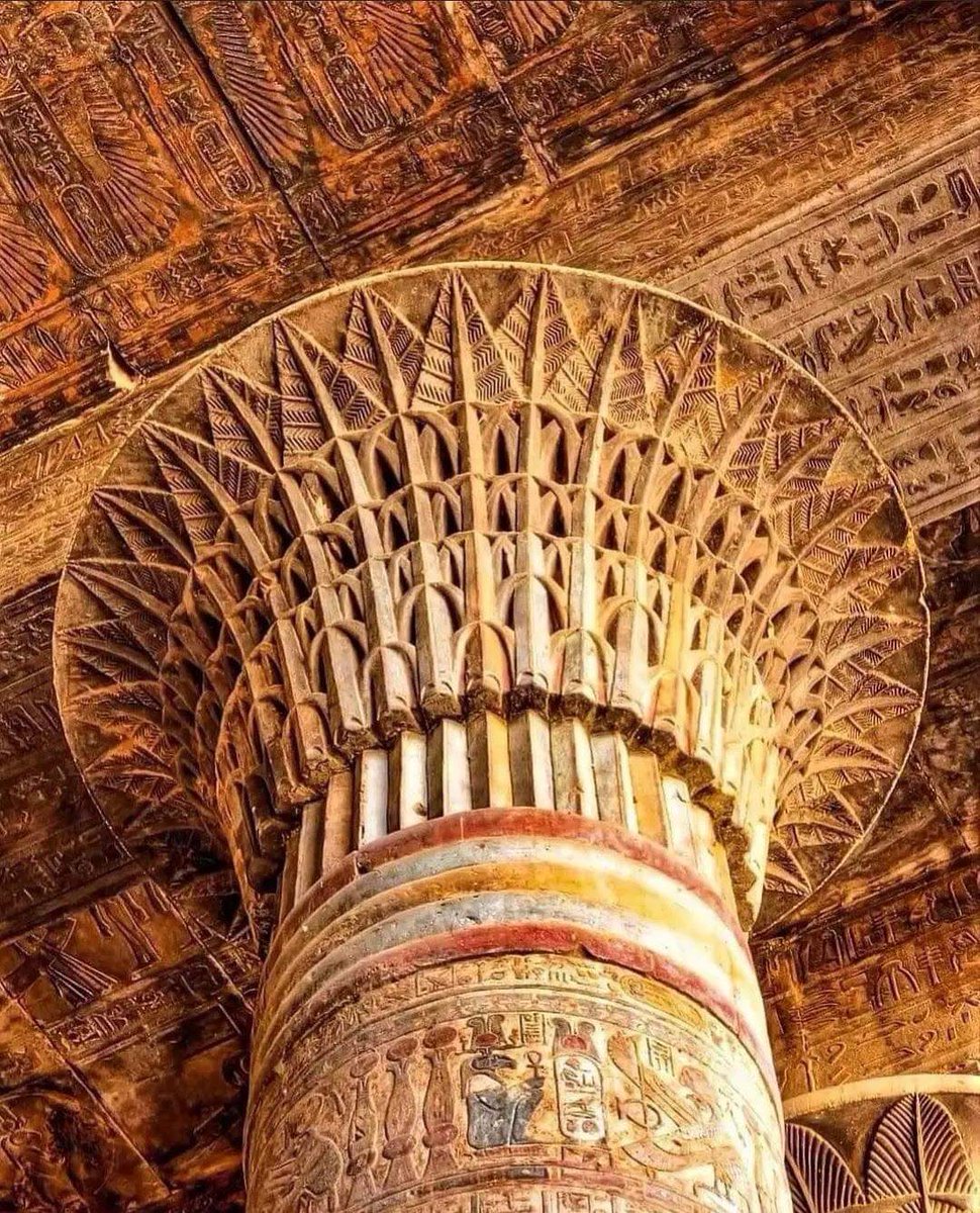 Detalle de un capitel de columna en el Templo de Khnum en Esna, Egipto.