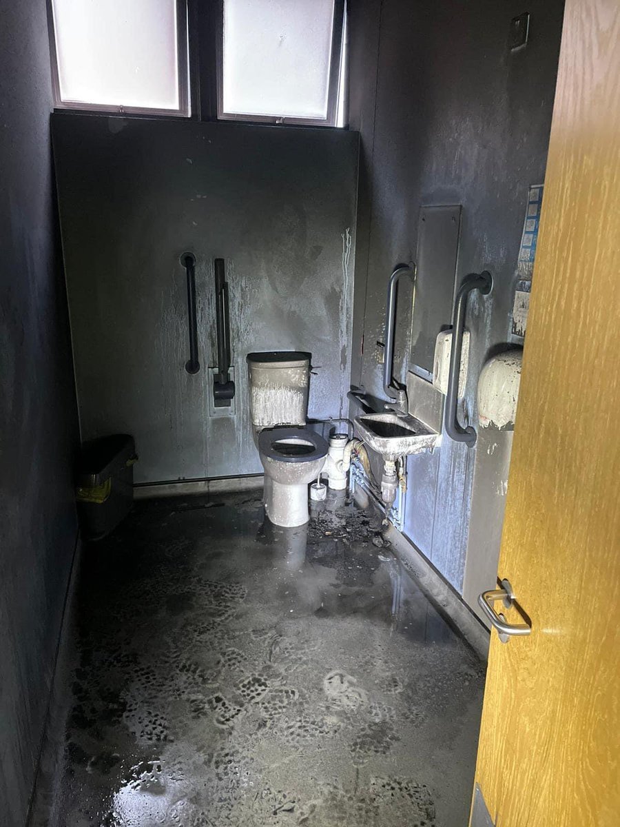 We’d like to thank the Fire Service for their swift attendance at Beeston Library. 

We will be onsite early Monday morning to assess the damage - we hope to reopen as soon as possible! 

If you can help -call FIRESTOPPERS, completely anonymously 08001695558
<a href="/nottsfire/">Nottinghamshire Fire and Rescue Service</a> <a href="/NottsCC/">Nottinghamshire County Council</a>