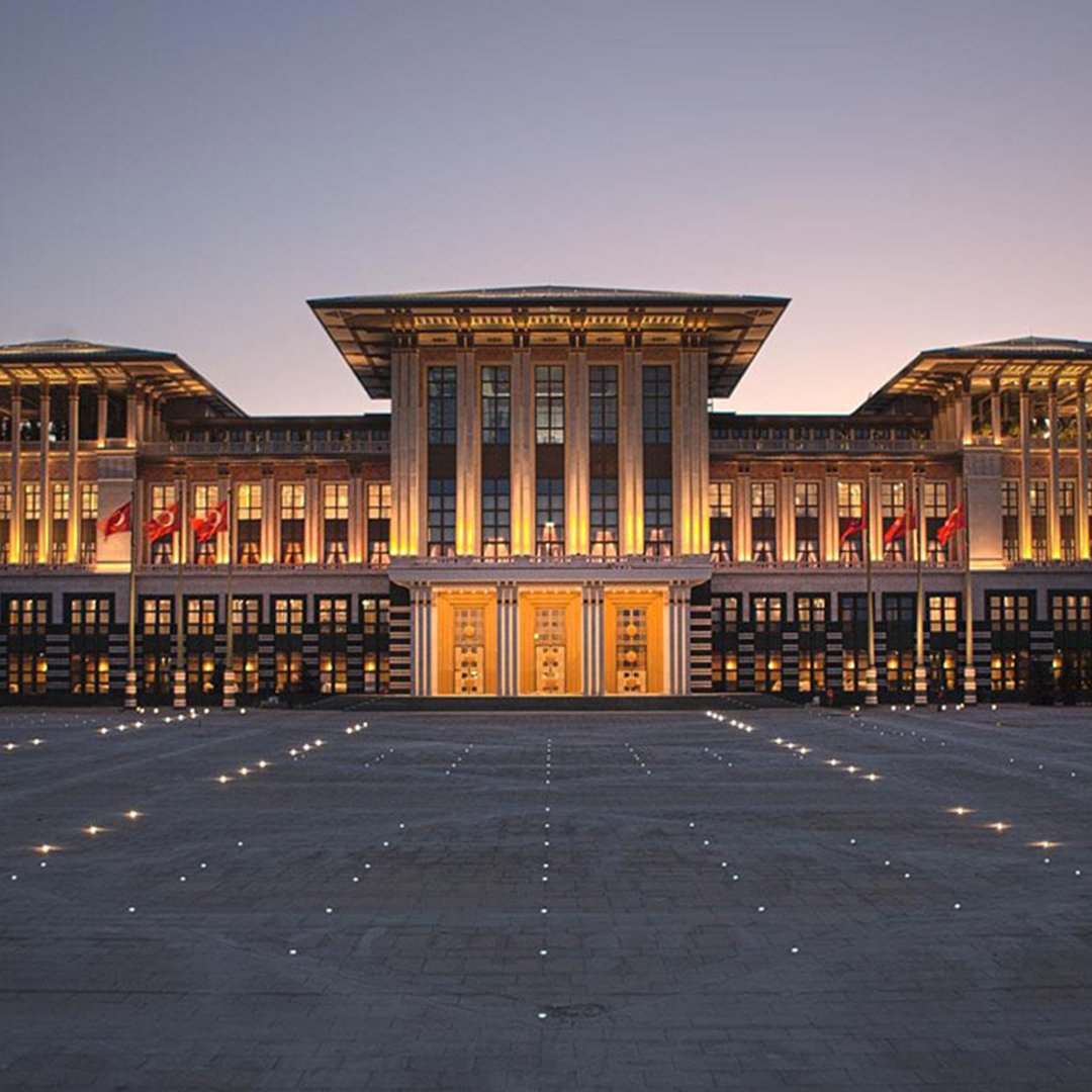 Mayıs'ta sözleşmen bitiyor, lütfen Saray'ı boşalt. Saray'ın sahibi, yani halk taşınacak oraya. Giderken muslukları falan da götürme ha!