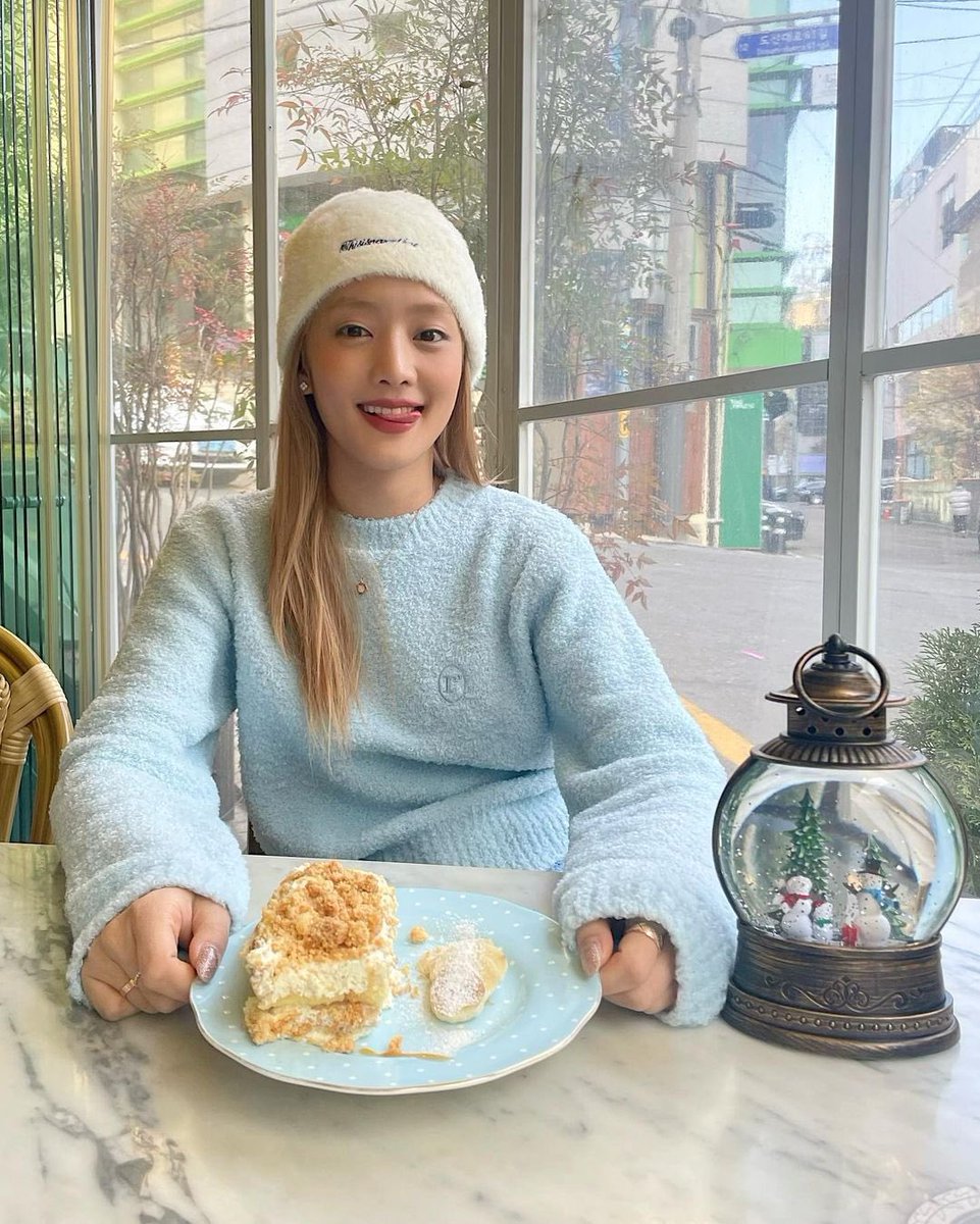 Minniwe's tweet photo. Wearing a warm blue sweater because of the weather and since I'm spending quality time with my loved ones. Everything about today has been superb. Likewise, I pray that this year is kind to you. ☃️ https://t.co/cPYbclAf4q