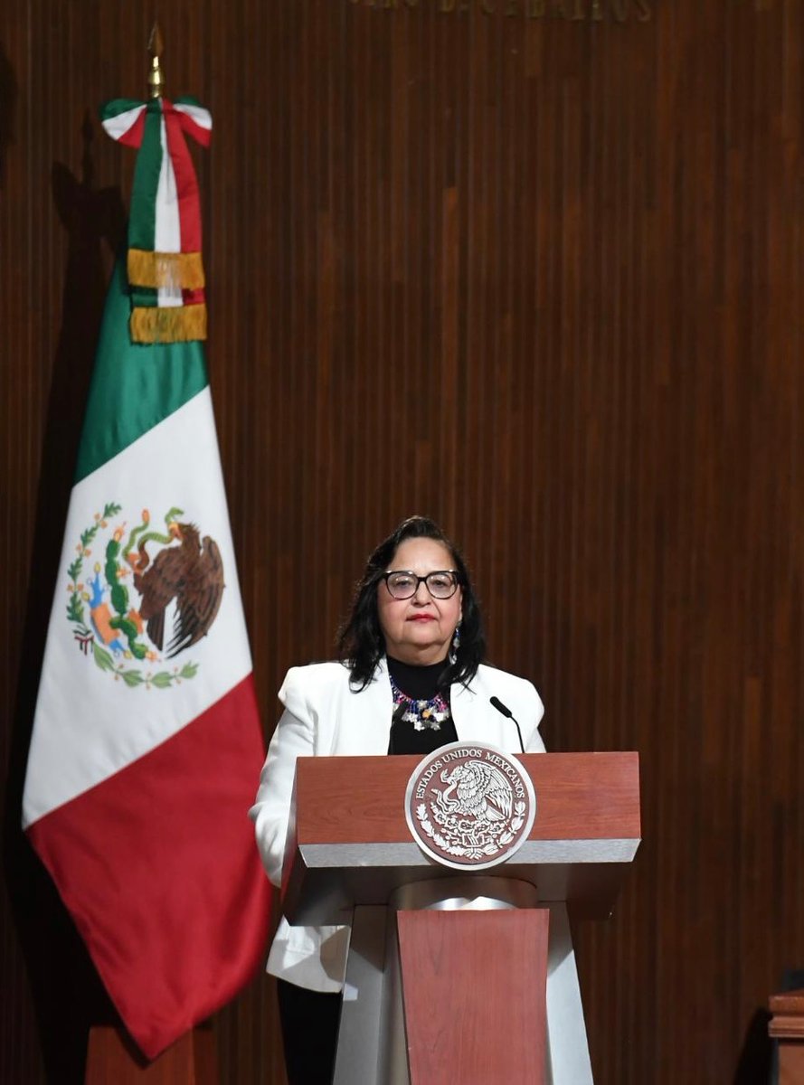 SCJN's tweet photo. De la Constitución emanan todas las leyes, en ella están plasmados nuestros derechos y libertades. Nuestro compromiso con México es cumplirla y velar por su cumplimiento,
hagámoslo posible. Les aseguro a todos que cuentan con el PJF: Ministra Presidenta Norma Lucía Piña Hernández https://t.co/MRxRoYEPED