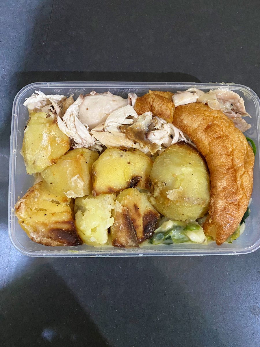 amossullivan's tweet photo. My old neighbours have done it again, they don’t even live in the area anymore but delivered a roast dinner to my door as they had cooked for the family and wanted me to enjoy & share their Sunday roast.😋💖 #kindness #kindact #feelslikefamily #sundayroast #friendsforlife #london https://t.co/uz0oNv5zkX