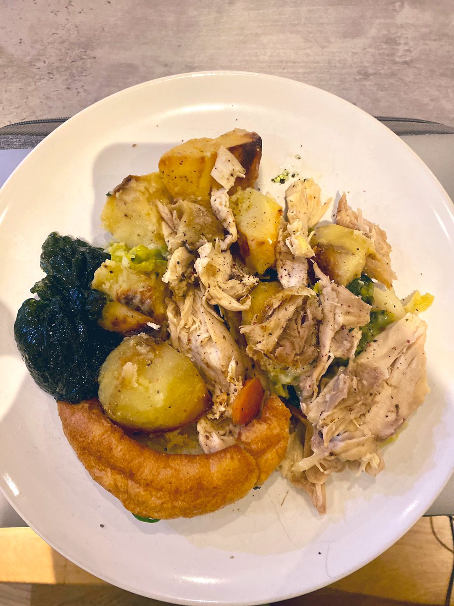 amossullivan's tweet photo. My old neighbours have done it again, they don’t even live in the area anymore but delivered a roast dinner to my door as they had cooked for the family and wanted me to enjoy & share their Sunday roast.😋💖 #kindness #kindact #feelslikefamily #sundayroast #friendsforlife #london https://t.co/uz0oNv5zkX