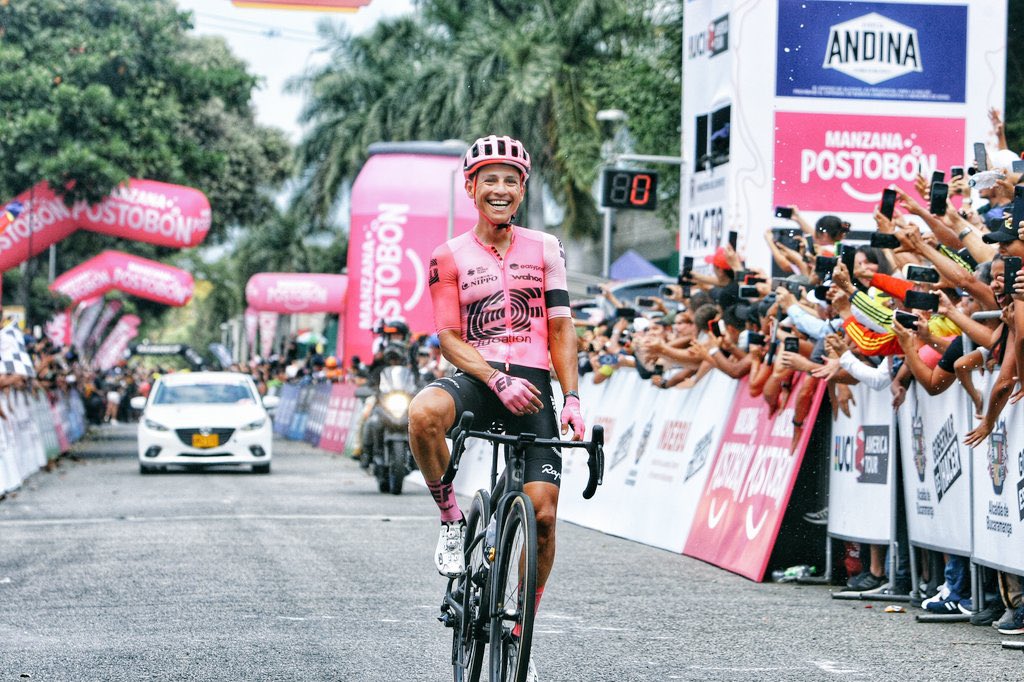 DeportColombia's tweet photo. ¡CAMPEÓN NACIONAL 🏆! Esteban Chaves se lleva la prueba de ruta en Colombia y vestirá los colores de la tricolor por el mundo en el 2023.

🥇: Esteban Chaves
🥈: Daniel Martínez
🥉: Nairo Quintana

📸: @mundociclistico https://t.co/GTzfevMHNS