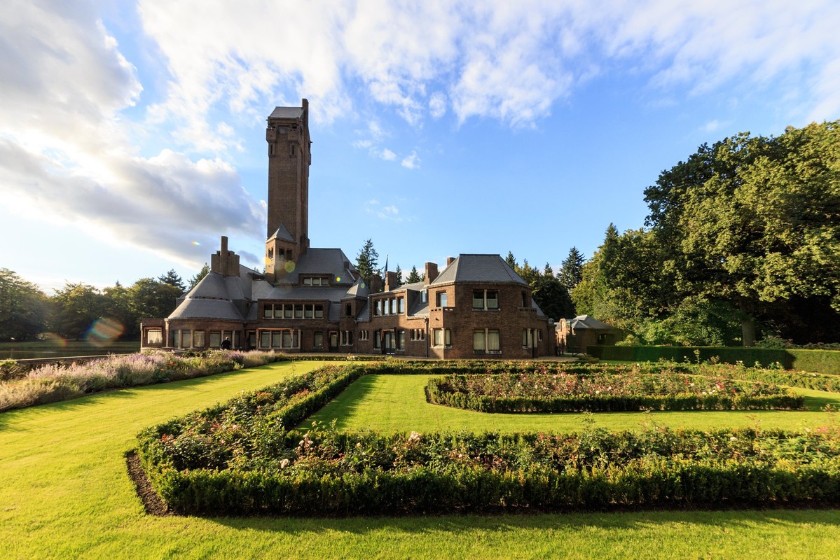 Tijdens de Hoge Veluwe Erfgoed Weken van 18 februari t/m 5 maart kun je dagelijks leuke activiteiten ondernemen die gaan over de geschiedenis en het erfgoed van het Park. Zo is er op 25 februari de Open Jachthuis Dag. Kijk voor meer informatie op: hogeveluwe.nl/erfgoed