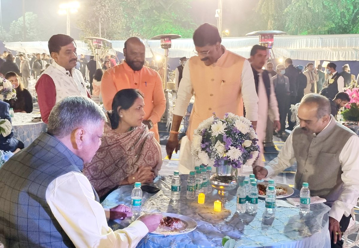MouryaBjp's tweet photo. ಬಿಜೆಪಿ ರಾಷ್ಟ್ರೀಯ ಅಧ್ಯಕ್ಷರಾದ ಶ್ರೀ ಜೆ ಪಿ ನಡ್ಡಜೀ ರವರ ಮಗ ಶ್ರೀ ಹರೀಶ್ ನಡ್ಡ ರವರ ಮದುವೆಯ ಅರತಕ್ಷತೆಯಲ್ಲಿ ಮಧ್ಯಪ್ರದೇಶದ ಮುಖ್ಯ ಮಂತ್ರಿ ಶ್ರೀ ಶಿವರಾಜಸಿಂಗ್ ಚವ್ಹಾಣ್ ಕೇಂದ್ರ ಸಚಿವರಾದ ಕುಮಾರಿ ಶೋಭಕರನ್ಲಾಜೆ ರವರೊಂದಿಗೆ ಬಾಗವಹಿಸಲಾಯಿತು https://t.co/MgwKAfh7XS