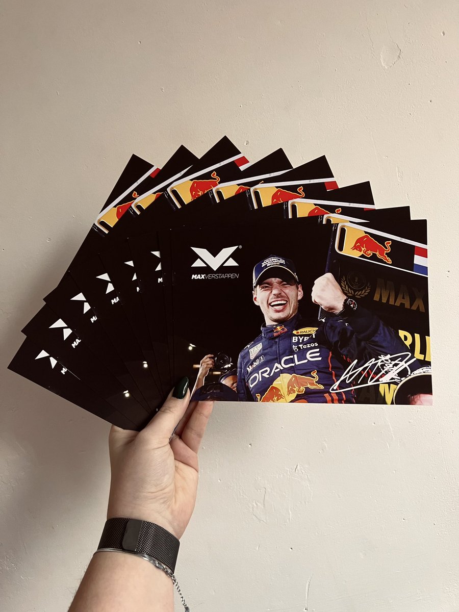 🧡 GIVEAWAY 🧡

A couple of weeks ago a very kind lady that works at the Verstappen store gave my mom some extra cards after talking about me doing giveaways on here from time to time 

So for those that are interested i’ve got 8 cards to win!