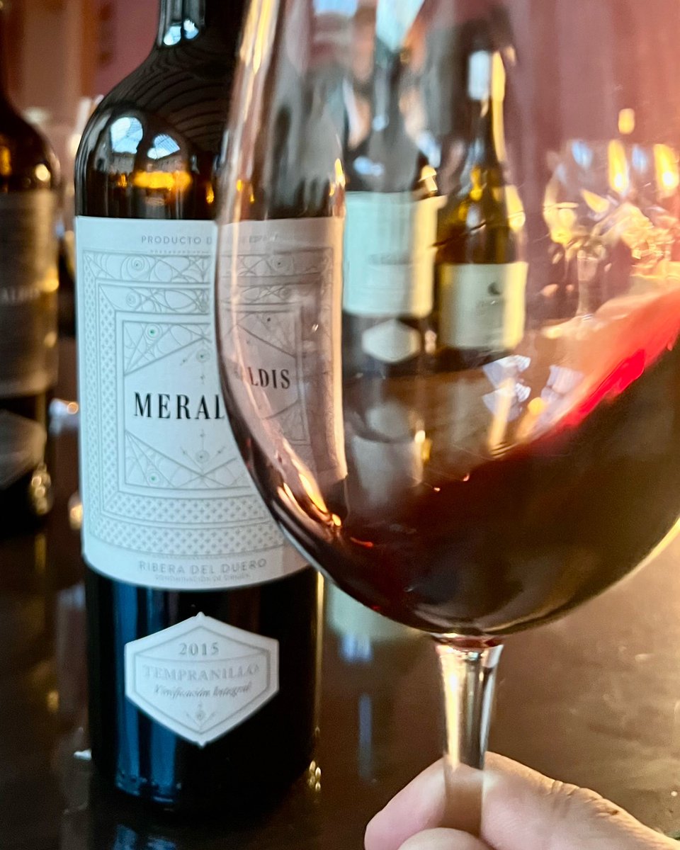 🍷✨Vino y noche, calma y reflexión. Un sorbo para un mundo de paz y felicidad. Momento para ti, de gratitud y alegría por la vida. Salud a la vida, salud al vino.