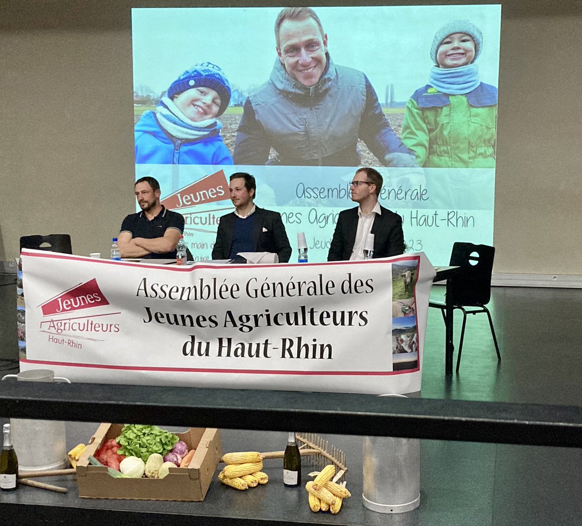 MeureeDavid's tweet photo. Vendredi dernier, à l'occasion de l’assemblée générale des Jeunes Agriculteurs du Haut-Rhin, le Président des ja68 Florent Pierrel et le President du @CA_AlsaceVosges Bernard Sion ont signé la convention de partenariat qui nous unit depuis de nombreuses années. https://t.co/OMSIRR0YQp