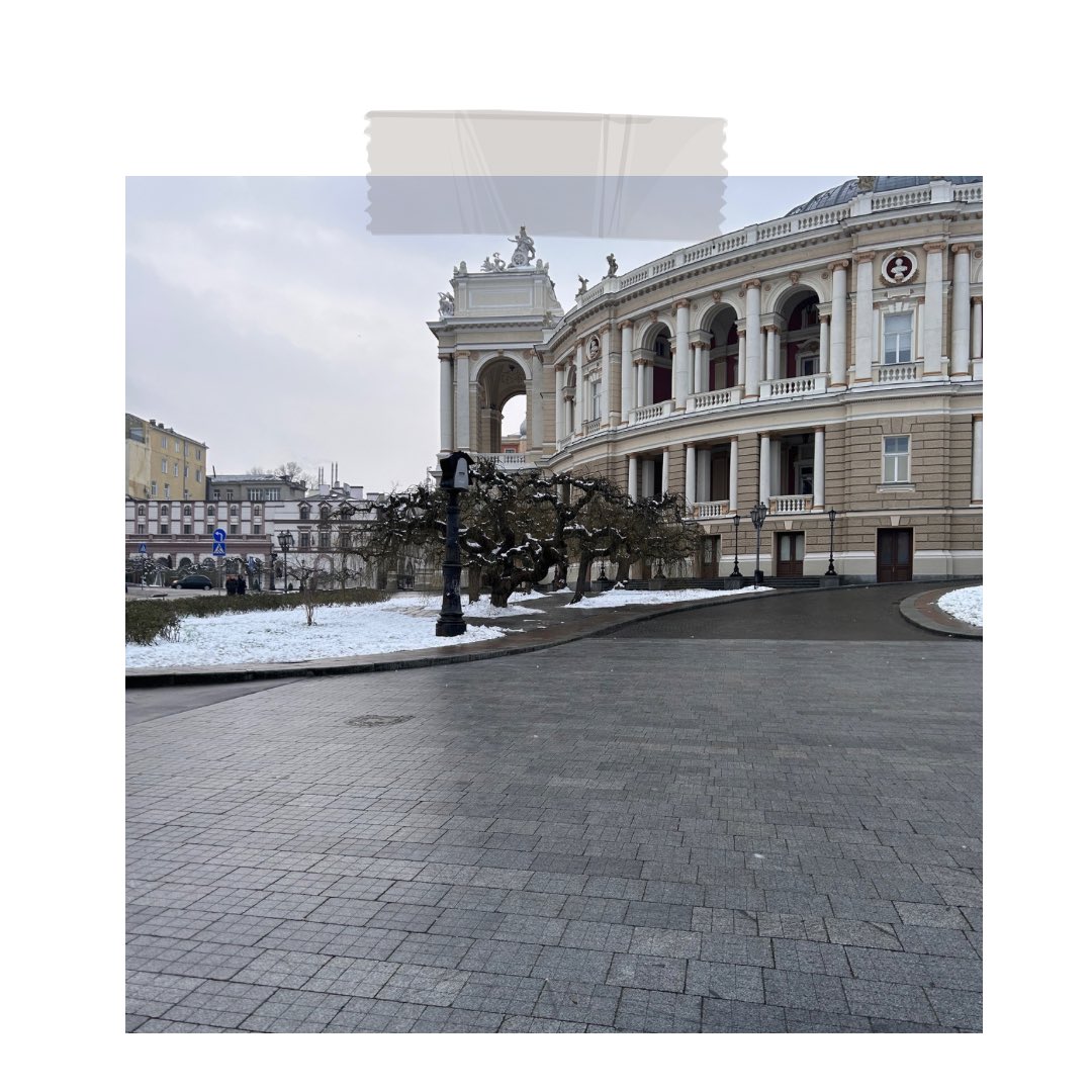 Masl_dar's tweet photo. Це місце так багато бачило,
(І хто його посміє обійти?)
І кожному важливим чимсь відзначилось.
Для мене такий спогад тільки ТИ.

Стоїш весь час і дивишся на мене
Крізь величі світил й німих колон.
І враз непотрібним стає все буденне
І ні, це був навіть не сон. https://t.co/piOk8SpgOG