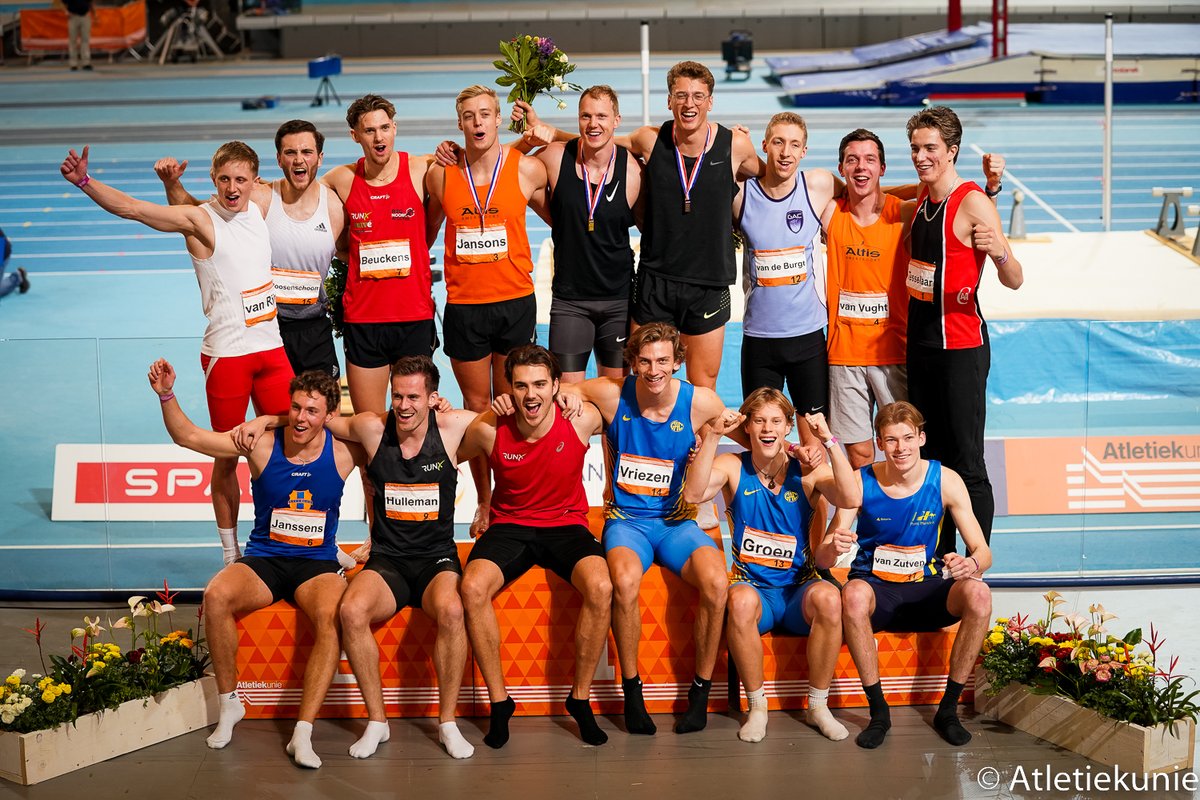 Atletiekunie's tweet photo. Na een razendsnelle 1000 meter kroont Rik Taam zich overtuigend tot Nederlands kampioen op de meerkamp.🎖️

🥇Rik Taam (6053 punten)
🥈Sven Jansons (5721 punten)
🥉Sven Roosen (5703 punten)

#NKindoor #NKmeerkamp
📷: Coen Schilderman https://t.co/KBs0RRhN7Y