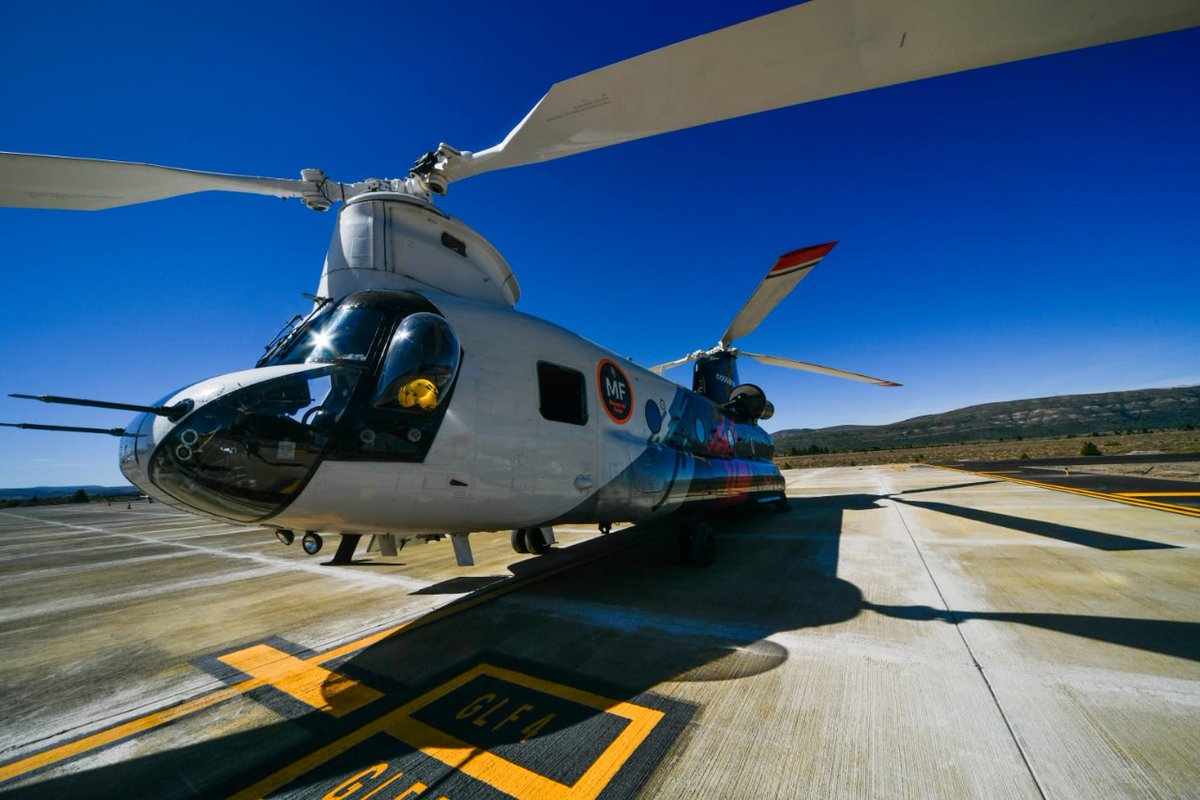 PiensaPrensa's tweet photo. ARGENTINA envía brigadistas y helicóptero Chinook para combatir los incendios forestales en Chile.
64 brigadistas, camionetas de ataque rápido al fuego, kits de ataque, camión autobomba y el helicóptero canadiense Boeing CH-47 “Chinook” 
via @AmbienteNacion https://t.co/LxoVqJlLBK