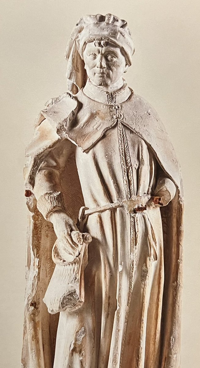 Sculpture en pierre calcaire du XVème siècle, représentant Saint Bavon, le patron des fauconniers. Malheureusement le bras gauche, qui portait un faucon, manque. Il reste, du côté droit, la fauconnière attachée à la ceinture. (Ouvrir la photo rognée par la mise en page Twitter)