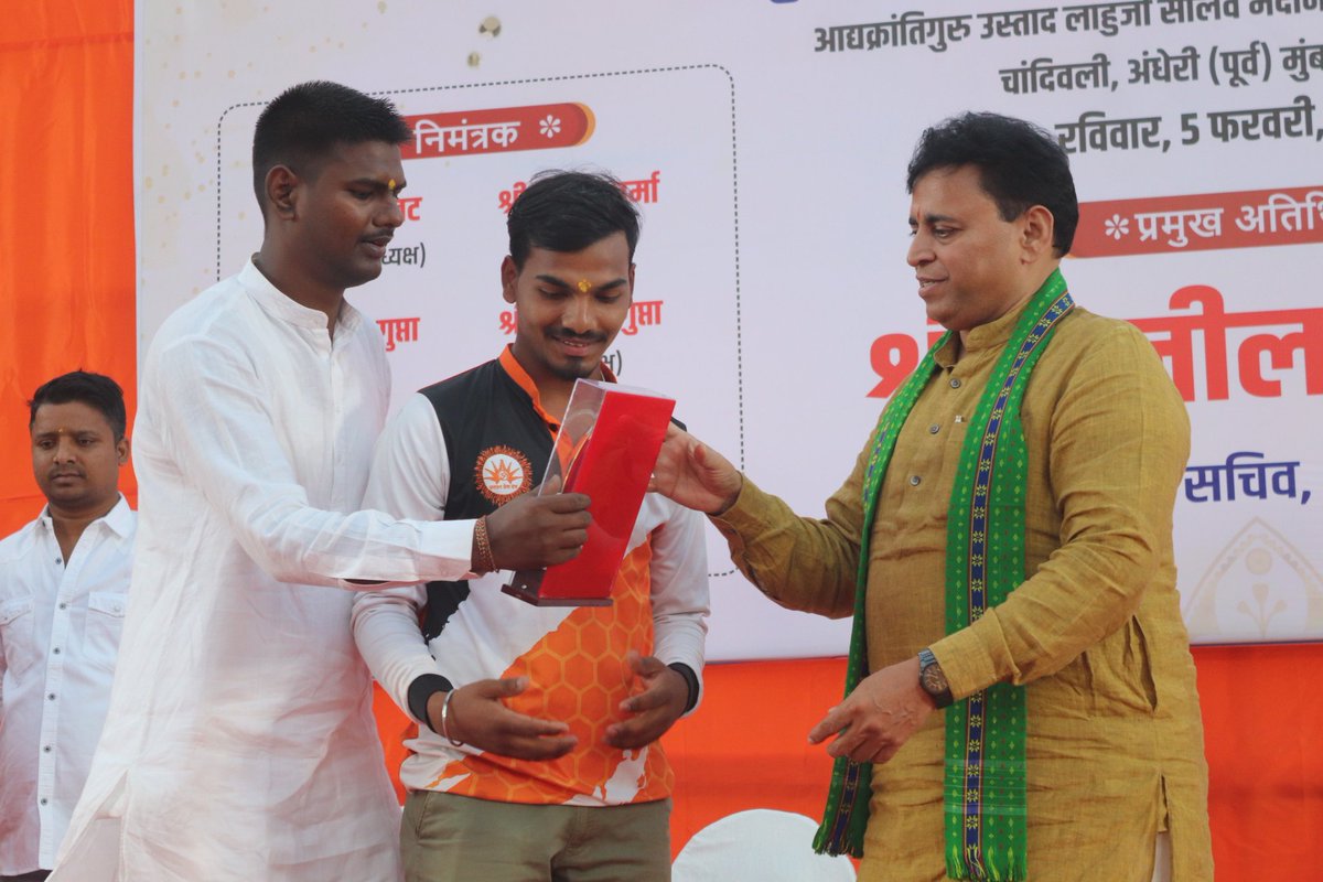 Anurag_815's tweet photo. धन्यवाद राहुल भैया जी एवं सुनील सर जी 🙏
@RahulKewatHindu @Sunil_Deodhar @ShravanJhaji @sanatansevasang https://t.co/3Q0B9SjkFw
