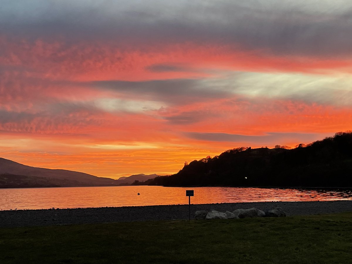 beckers1000's tweet photo. More of this evenings amazing sunset! 🏴 #Bala #lakebala #llyntegid #tegid #sunswt https://t.co/AgDLd2G7u4