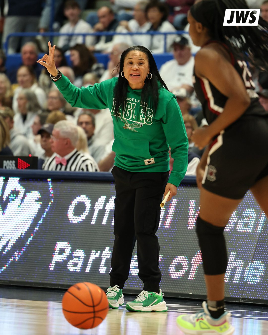 Just Women’s Sports on Twitter "Dawn Staley repping her hometown Eagles today 🦅 https//t.co