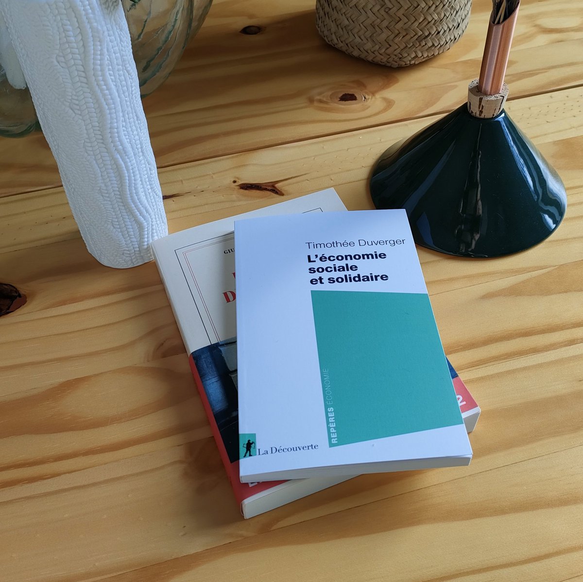 Ce soir un peu de lecture avec le nouveau livre #ESS de <a href="/tduverger/">Timothée Duverger</a> (en espérant bientôt une dédicace et surtout se revoir 😉).
Et merci la <a href="/PMarchandeProse/">La petite marchande de prose 10</a> @saintesavine10 pour cette belle sélection !