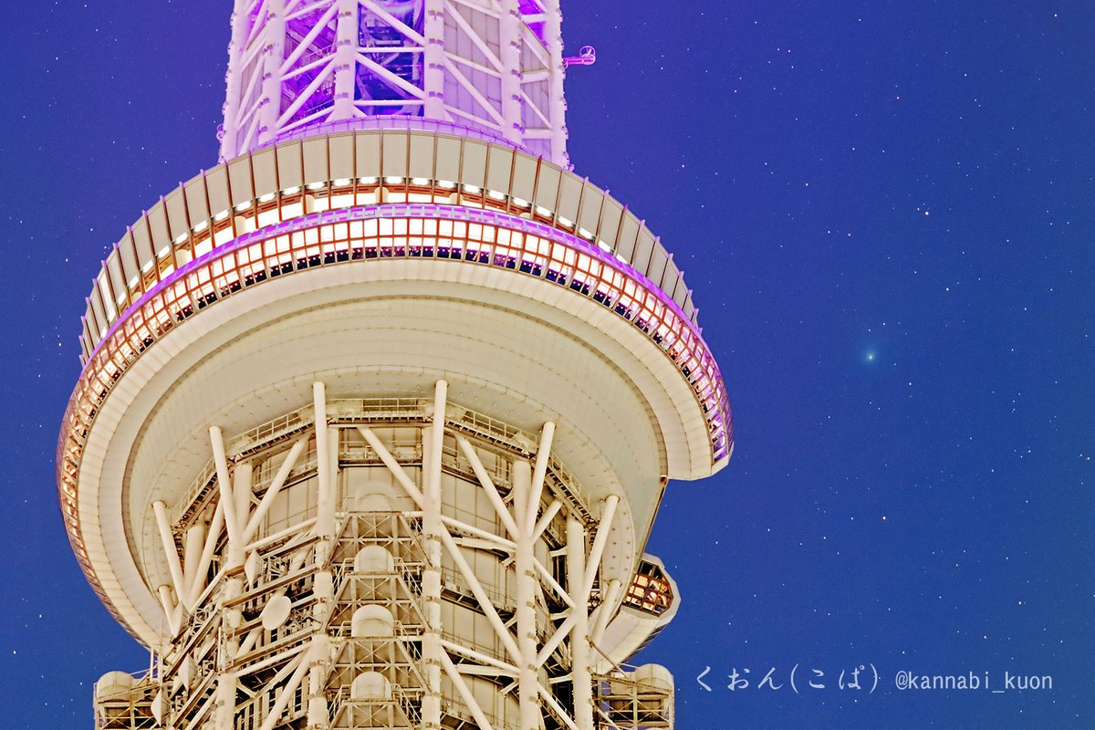 ZTF彗星（C/2022 E3）with 天望回廊
〜 Comet ZTF (C/2022 E3)  with TOKYOSKYTREE 'Tembo Galleria' 〜

地球に最接近した2月2日未明、天望回廊越しに仄かに輝くZTF彗星。強烈な月明かりがあったけど、集光が強い彗星頭部ははっきりと写ってくれた。

#ZTF彗星 #cometZTF #東京スカイツリー