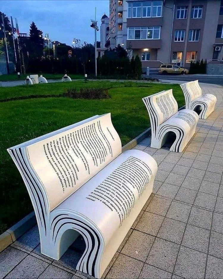 VOZEXCLUSIVA's tweet photo. 📖LEER SIEMPRE SERA UN PLACER:
Estos son los magníficos bancos que presentó la ciudad de Burgas ( Bulgaria). Sin duda, una fantástica  iniciativa para promover e incentivar la #lectura 
Que te parece? 
#lectura #leer #locutores #vozexclusiva https://t.co/MRRJHgjjgz