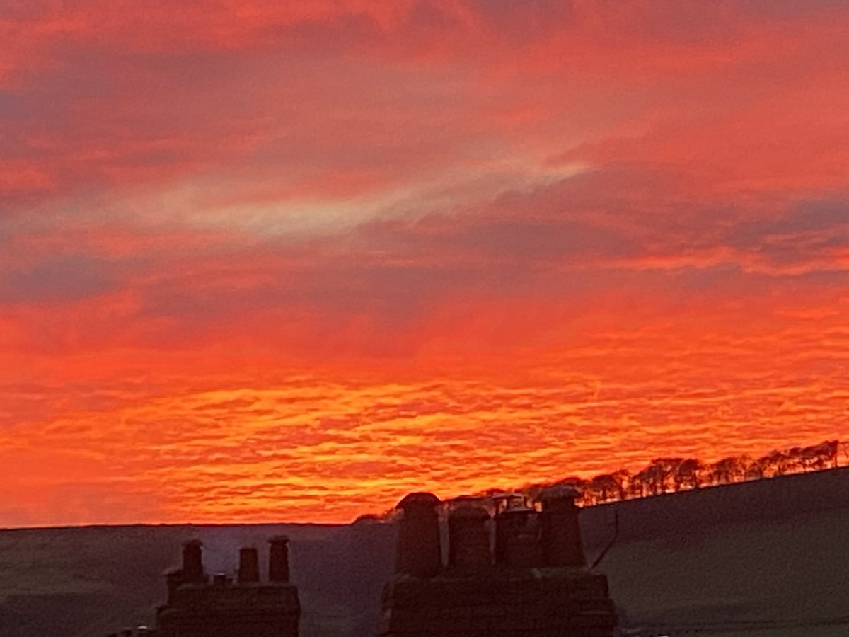 evolve2evolve's tweet photo. Just #wow ! The most #glorious #sunset this #evening here in #beautiful #burbage #buxton #highpeak #peakdistrict #orange #red #sky #burning #bright #horizon #tree #trees #shadow #rooftops #pennines #burbageedge #axeedge #catandfiddle #longhill #fabulous #nature #greatoutdoors xx https://t.co/zo158WxSKE