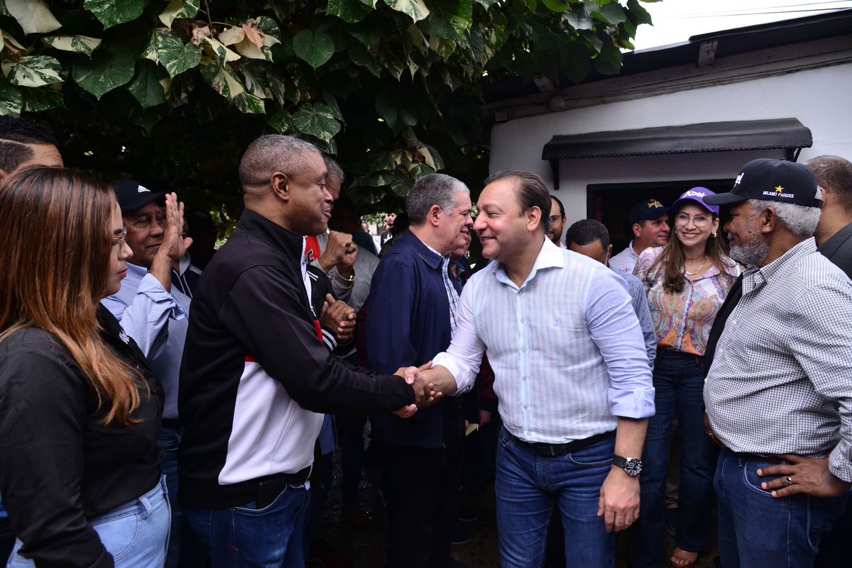Bebylescaille's tweet photo. 📍Moca

Deportistas y comunitarios de Guaci se reúnen con Abel Martínez en la vivienda de Cleotilde Reynoso (Gladys). ¡En escuchar está la clave! ¡Abel ta' pue'to pa' ti! 
#PorUnCaminoMejor 
#ConstruyamosJuntos https://t.co/wlr6HfAvHU