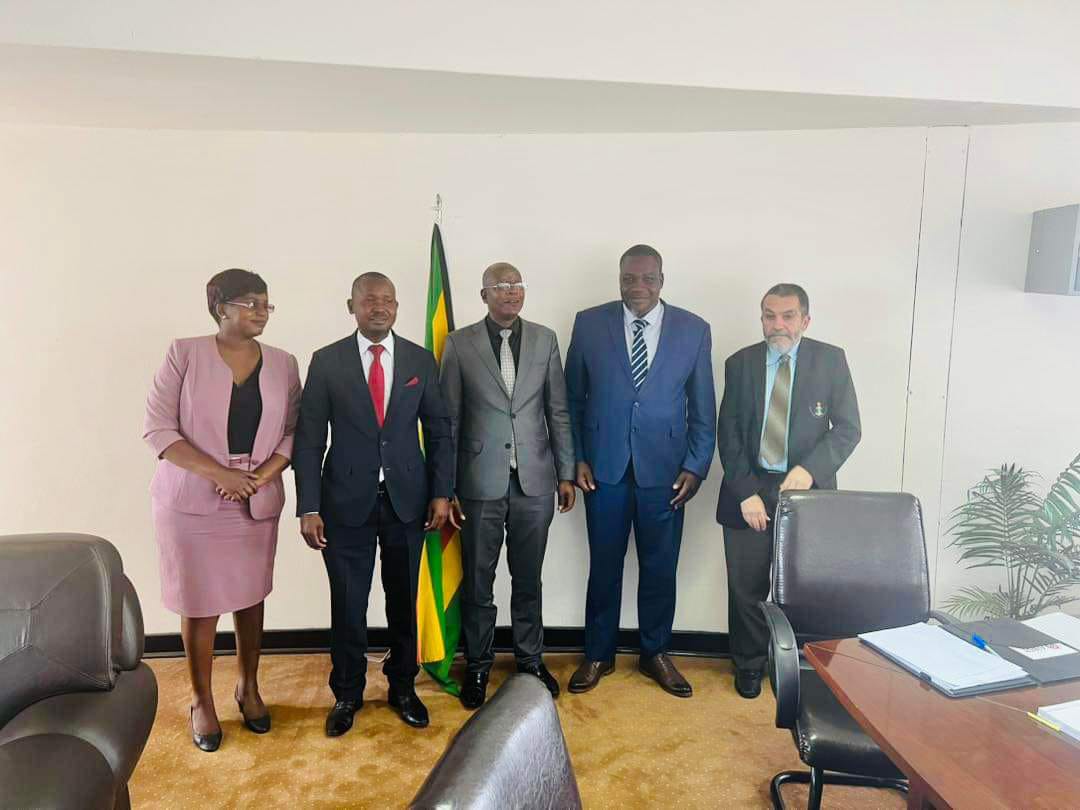 e_kanyama's tweet photo. Members from CCC was at statehouse and they met ED to present a document on REFORMS, which they said are not necessary,CCC is on record insulting MDC President Douglas Mwonzora about engagement with government of the day!
#DialogueisKey
#VICTORYISCERTAIN https://t.co/c9wnr6LIz5