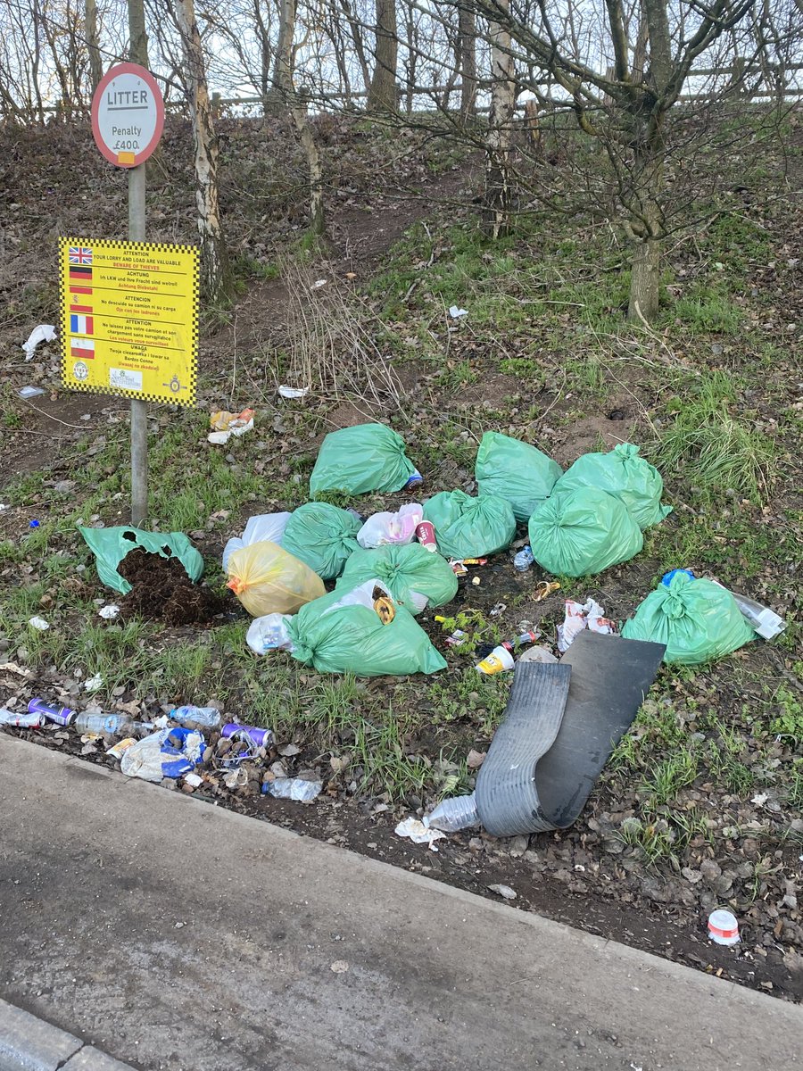 cleanupbritain's tweet photo. The sign says… “Beware of thieves” in 5 languages.  It should really say “Sorry this country looks like such a dump” in 5 languages.  This is the A42 in Leicestershire. https://t.co/bdEOFC4xwx