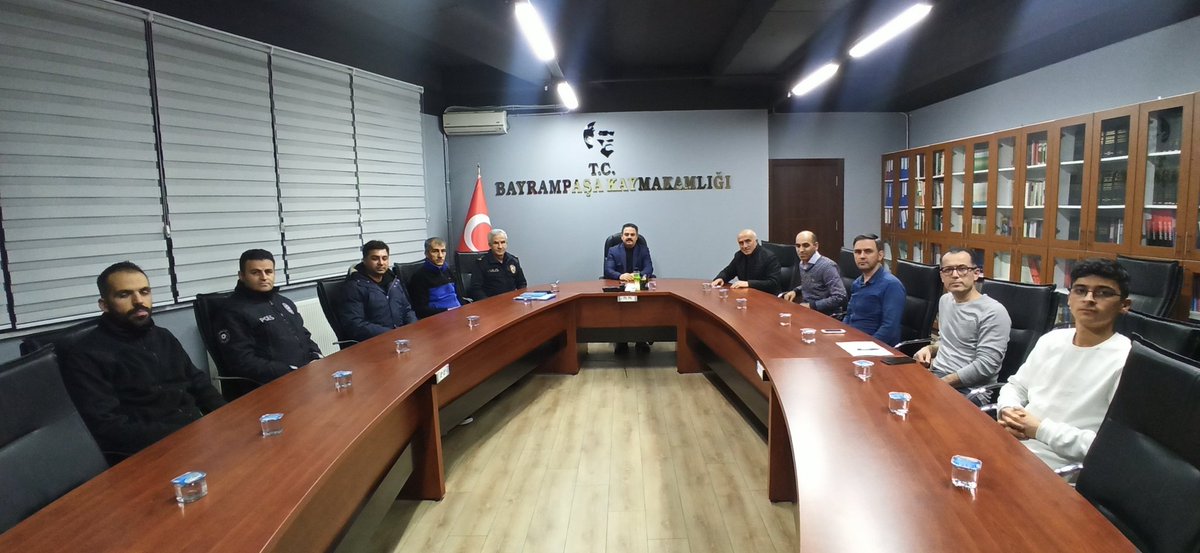 TC_Bayrampasa's tweet photo. Kaymakamımız @drsonersenel başkanlığında, Bayrampaşa ilçe AFAD koordinasyon kurulu saat 20.00 itibariyle toplanmış ilçemizde #fırtına ve #karlamucadele planlama ve koordinasyon çalışmalarına devam etmektedir. https://t.co/8bT2REBpEf