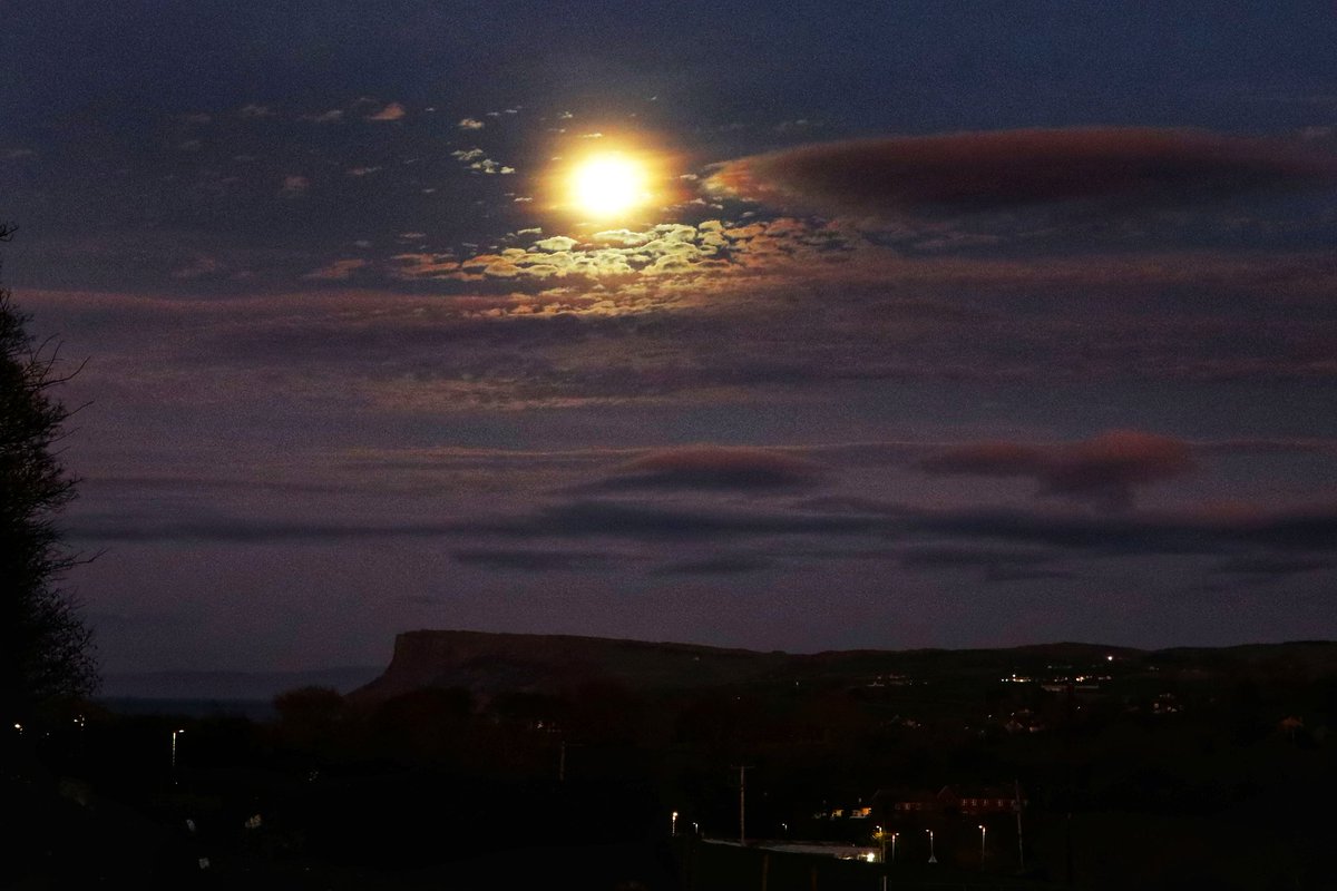 Another moon picture #Ballycastle #Moonrise #Beauty #CausewayCoast @VisitCauseway @BBCWthrWatchers @deric_tv #VMWeather @DiscoverNI @LoveBallymena @WeatherCee @angie_weather @Louise_utv @WeatherAisling @barrabest @Ailser99 @antonirish @nigelmillen @geoff_maskell
