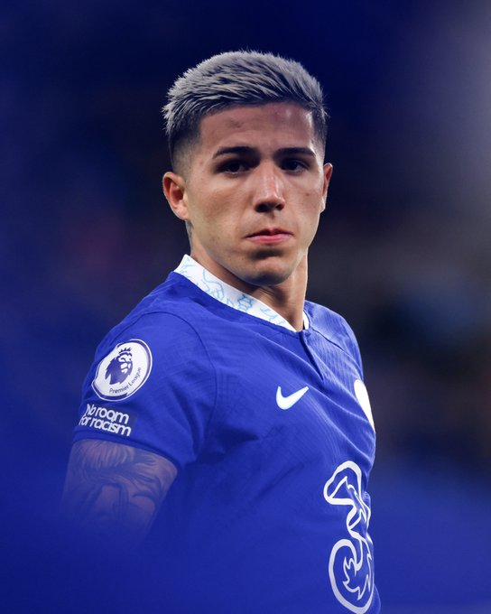 VSportsTM's tweet photo. Campeón del mundo⭐️, MVP Joven de Qatar 2022, protagonista de la transferencia más cara de la historia del fútbol 🏴󠁧󠁢󠁥󠁮󠁧󠁿 y de la más alta para un jugador 🇦🇷. Todo en un mes y medio. San Martín-Núñez-Varela-Lisboa-Londres. El recorrido de Enzo Fernández es una locura. ABRIMOS HILO. 👇 https://t.co/JfvAcmfByQ