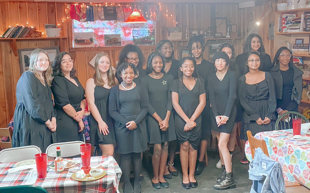 RMSDebutantes's tweet photo. We had a wonderful luncheon at Miller’s Grocery today! The Debutante’s practiced their etiquette skills that we’ve been discussing in our meetings. They did amazing! 

#RMS #rockvale #debutanteclub https://t.co/eHgtHn7Uz4