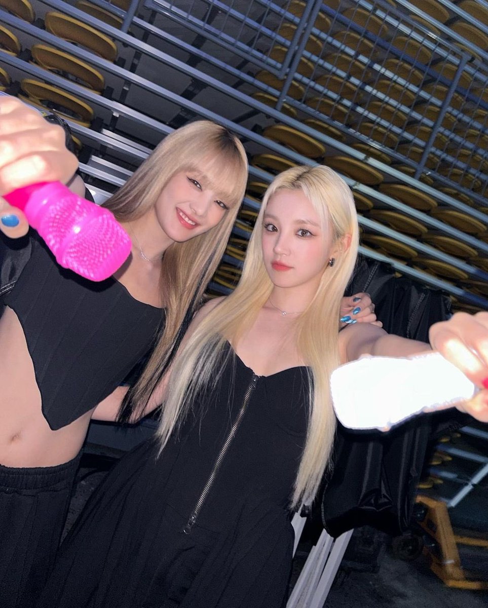 Minniwe's tweet photo. With the all-powerful Yuqi, who is my love, my number one, and my whole world. 🖤 https://t.co/tVhNVlzllR