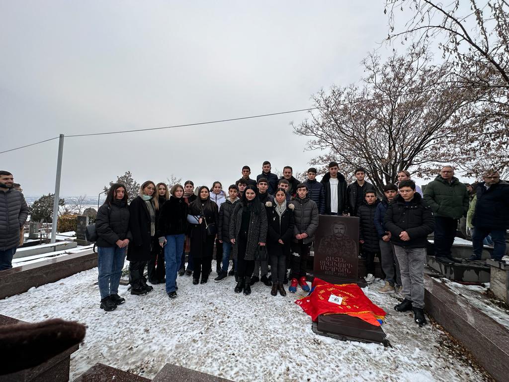 ARFYouthOffice's tweet photo. Այսօր 22 երիտասարդներ միացան ՀՅԴ ՀԵՄ ընտանիքին խոստում տալով Շահէն Մեղրեանի շիրիմին։

Բարի եկաք ՀՅԴ Երիտասարեականի մեծ ընտանիք։

@ArfHem https://t.co/nwWmnFYaD8