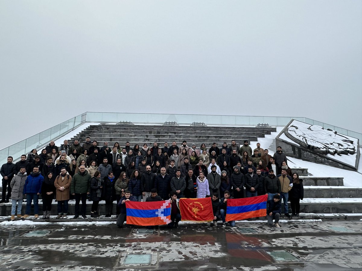ARFYouthOffice's tweet photo. Այսօր 22 երիտասարդներ միացան ՀՅԴ ՀԵՄ ընտանիքին խոստում տալով Շահէն Մեղրեանի շիրիմին։

Բարի եկաք ՀՅԴ Երիտասարեականի մեծ ընտանիք։

@ArfHem https://t.co/nwWmnFYaD8