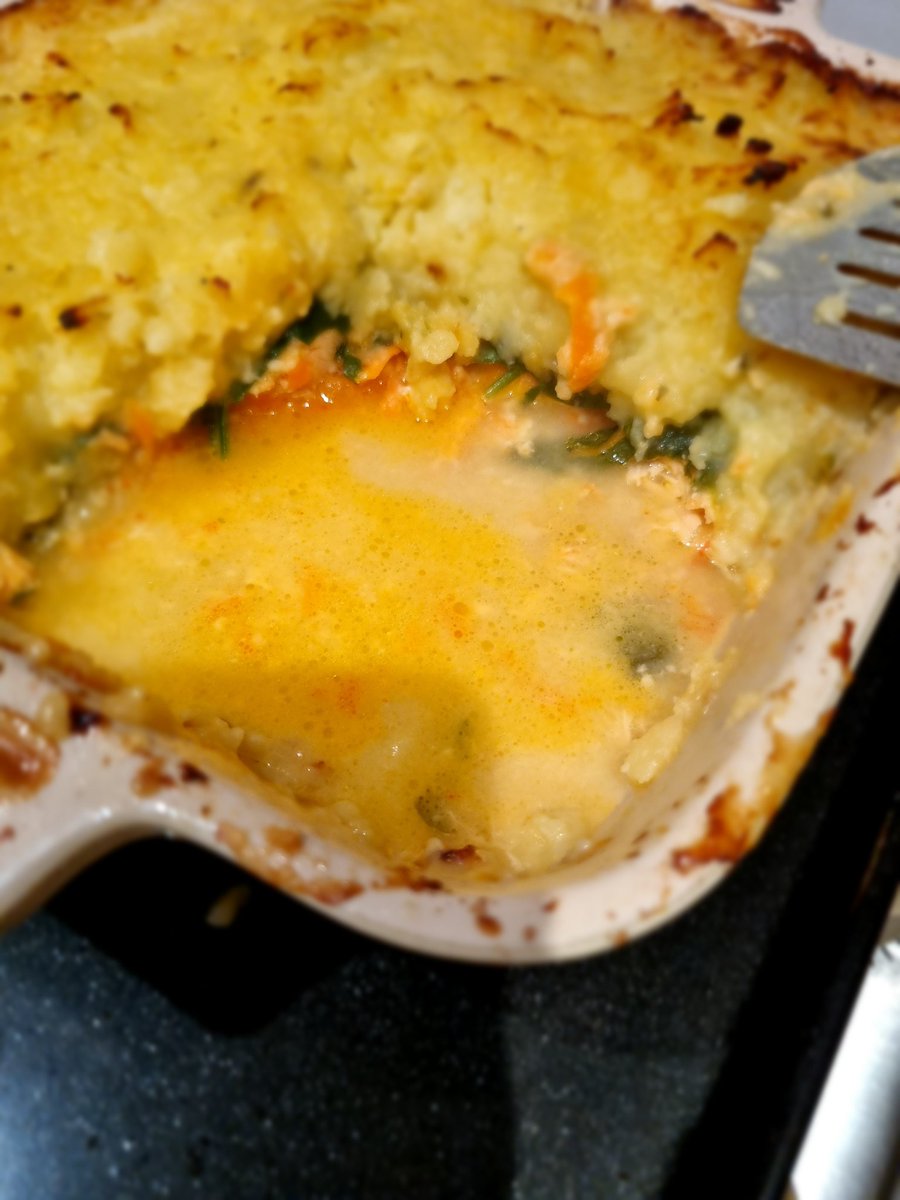 aimingelsewhere's tweet photo. Told you I wouldn't turn into being a running bore...I'm now back to telling you what's for tea: fish pie edition. Kitchen smells of the lemon zest and juice I added to keep it extra fresh and delicious. And of course...there are leftovers. #foodmode #fishpie https://t.co/em5J9SpHPg