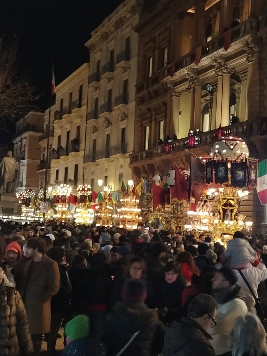unnieasanta's tweet photo. #unnieasanta #candelore davanti Savia. Arancino? https://t.co/BRCPNEIhxw