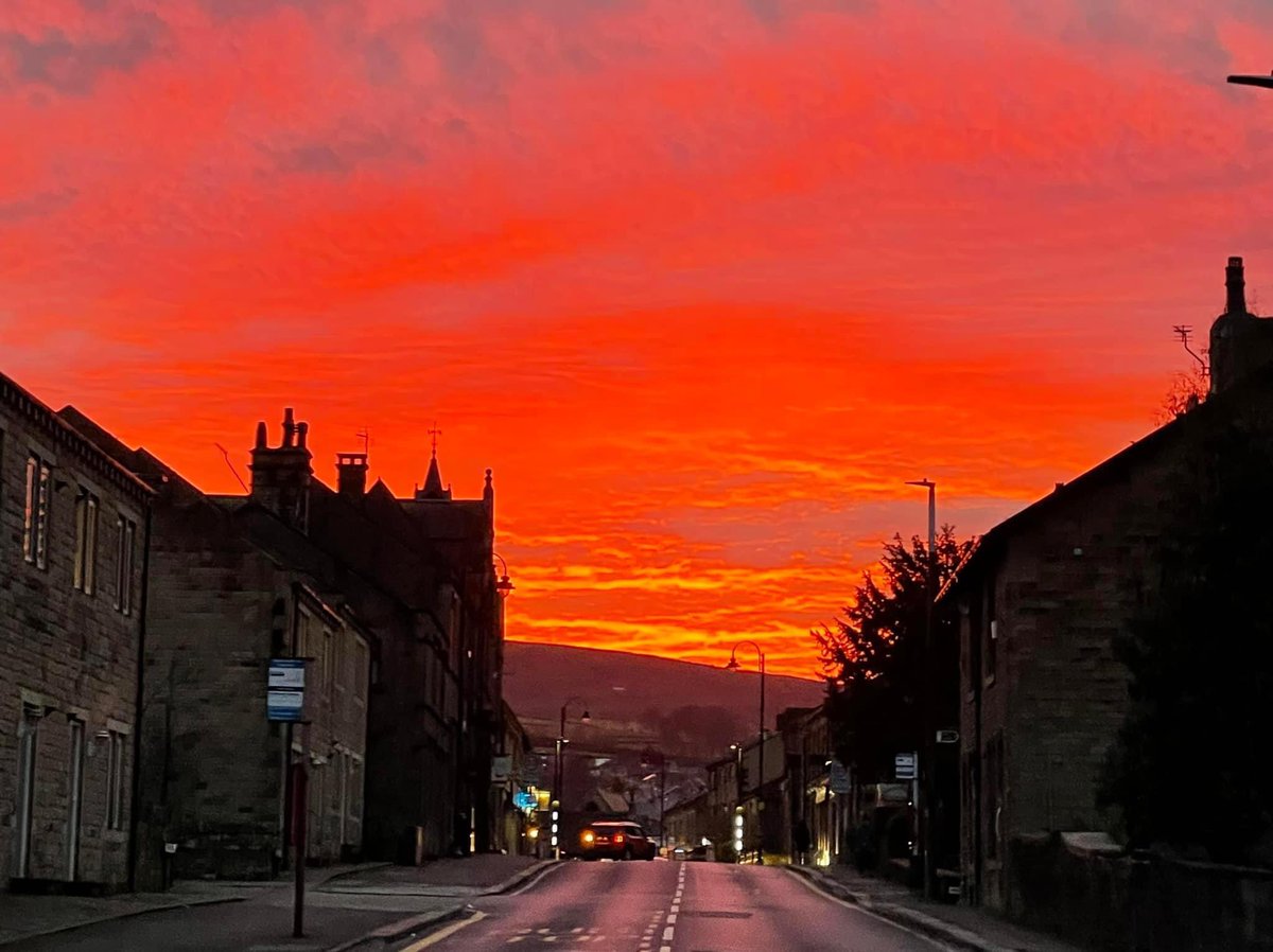 Brilliant picture of #Meltham during this evening’s sunset! Picture by <a href="/Neil_Fenby/">Neil Fenby</a>