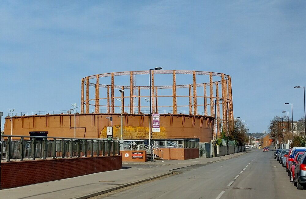 BobMockford's tweet image. The Northam gasworks in Southampton were built in the 1820s. Generations arriving in Southampton by train would see the gas holders and know they were nearly home. Now they're being demolished and the site will become housing. #Northam #Gasworks #Southampton