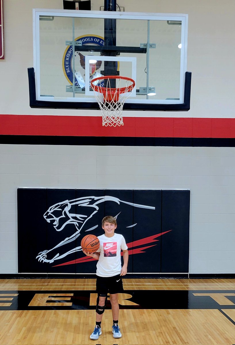 CraigSchaf's tweet photo. Need some prayers for my boy.  Hoping no major damage to Crew's left knee.   Heard a pop yesterday playing basketball.  He was out a full year from an acl tear, been back for 2 months and now the left knee.  This will crush him if it happened again.  Prayers please 🙏 https://t.co/Fdn4A9OdE7