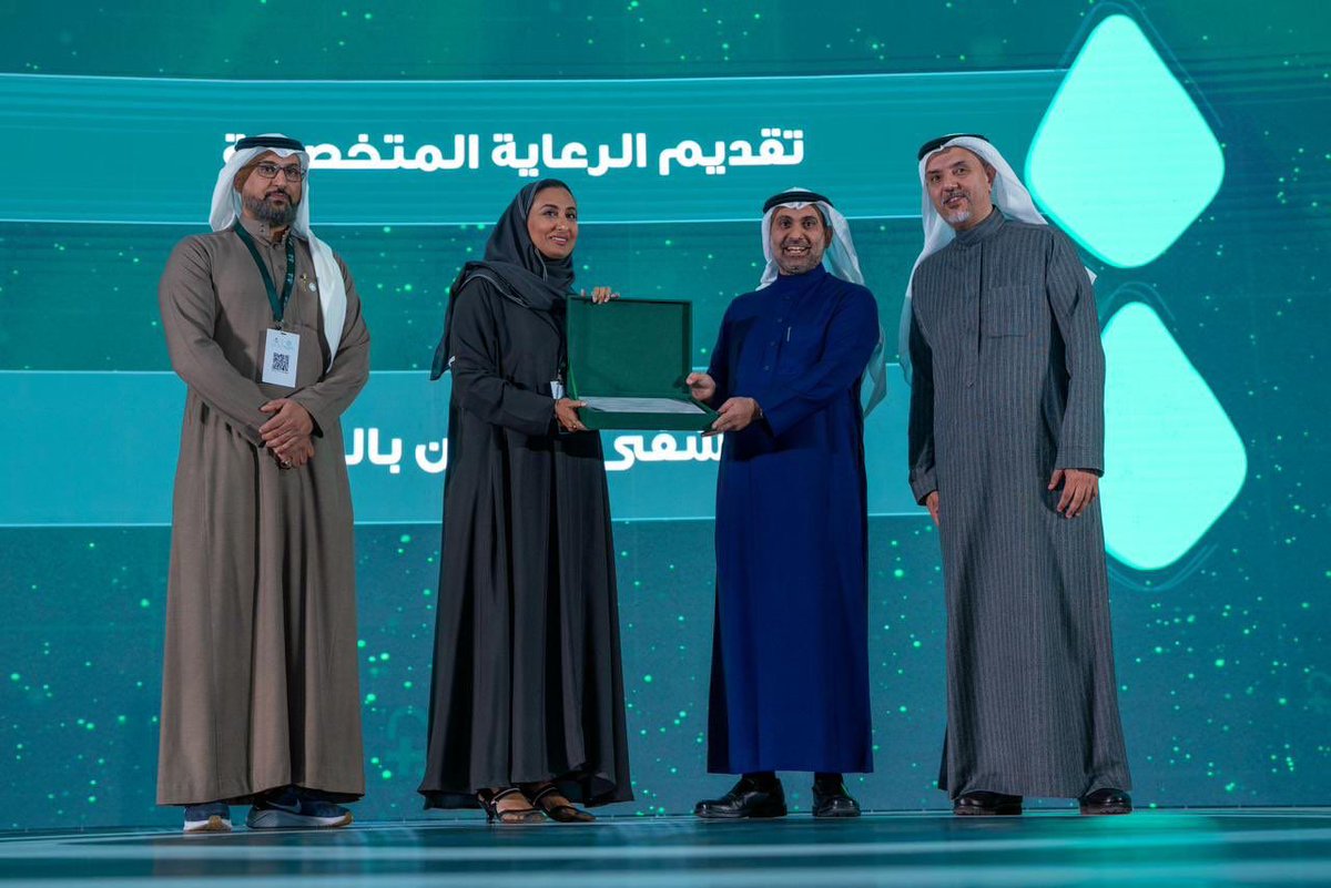E1_Cluster's tweet photo. برعاية معالي وزير #الصحة أ. فهد الجلاجل، تسلم سعادة الرئيس التنفيذي لـ #تجمّع_الشرقية_الصحي د. عبدالعزيز الغامدي وبحضور رئيس تشغيل مستشفى العيون التخصصي بـ #الظهران د. فاطمة الشملان #جائزة_أداء_الصحة في "مسار تقديم الرعاية المتخصصة". https://t.co/spumddettB